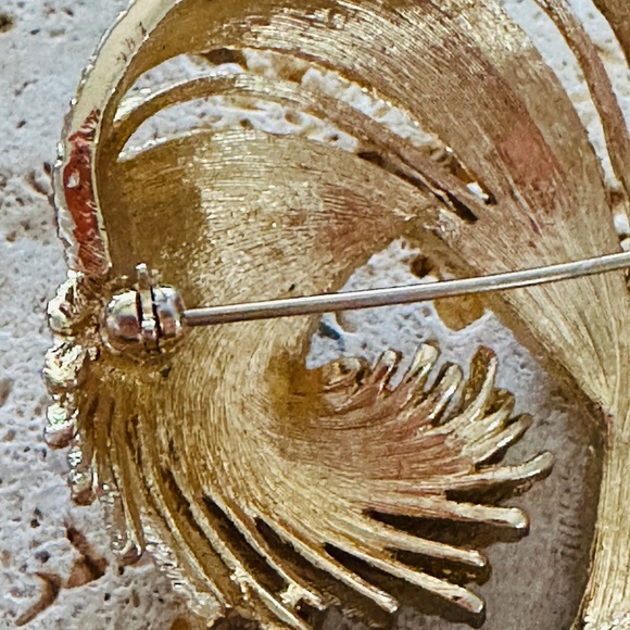 Monet Pin/Brooch Gold Tone Swirl Feather Rope Large 2.5x2” - Picture 10 of 11